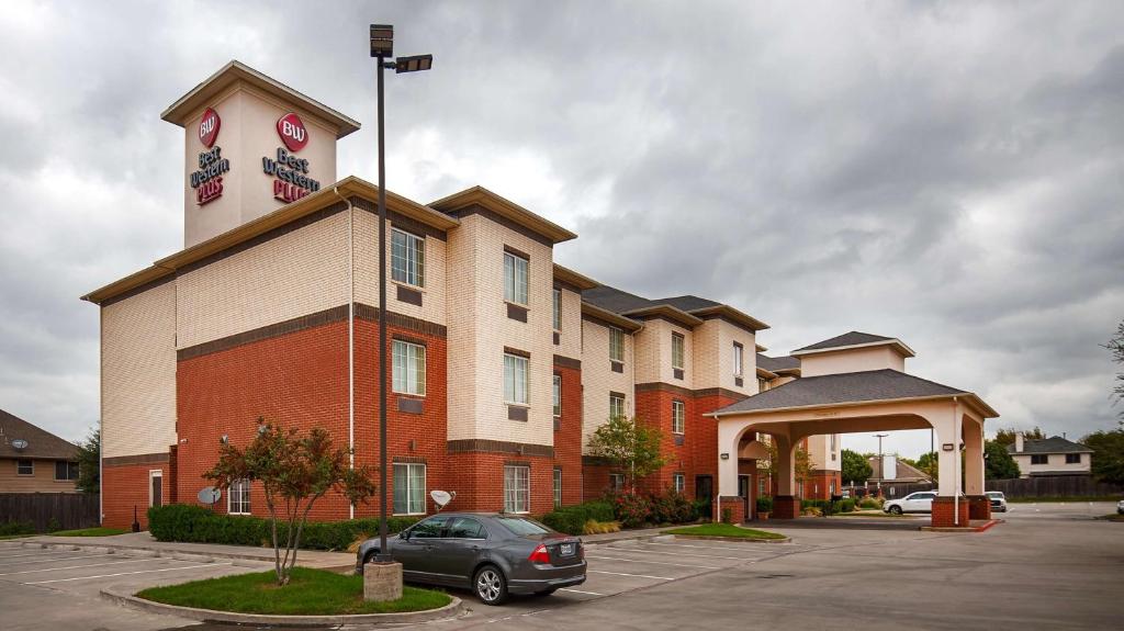 Best Western Plus Lake Dallas Inn & Suites Main image 1